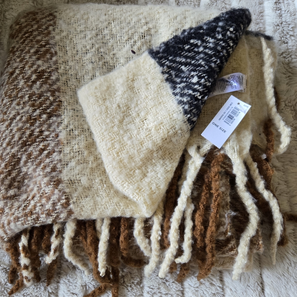 Old Navy Cream and Brown Knit Scarf